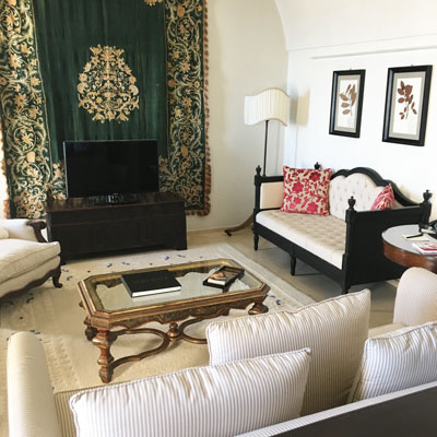 Der Wohnbereich einer Suite im Monastero Santa Rosa