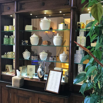 Alte Möbelstuecke aus dem Nonnenkloster finden sich überall im Monastero Santa Rosa