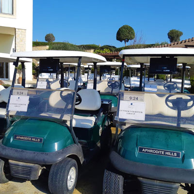 Die Golfkarts für unsere Gäste stehen bereit