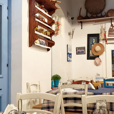 Eine typische Taverne im Hinterland