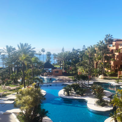 Für den Außenpool war es noch zu kalt