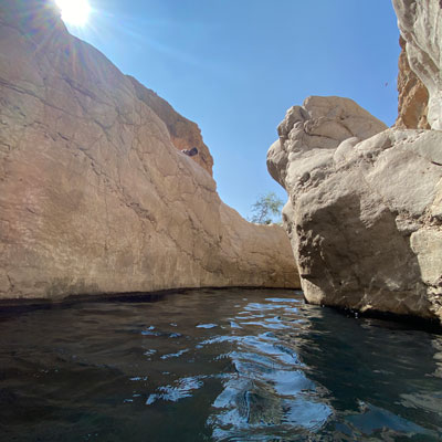 Wadi Bani Khalid – klares warmes Wasser zwischen Felsen