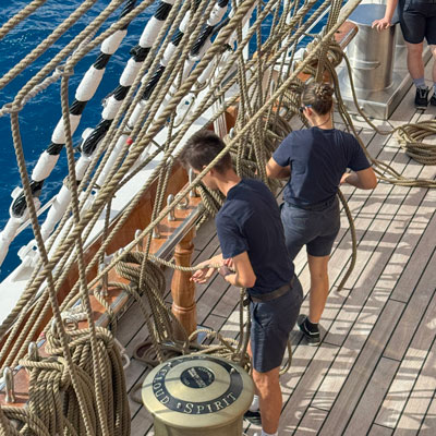 Die Crew beim Segelsetzen