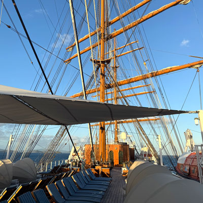 Sonnendeck mit Liegen und Loungemöbeln