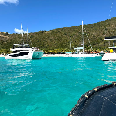 Übersetzen zum Strand von Jost van Dyke
