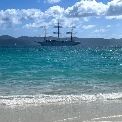 Strandausflug mit Blick auf die Seacloud Spirit