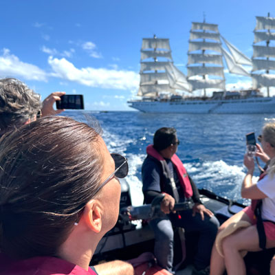 Eine Fahrt mit dem Zodiac rund ums Schiff