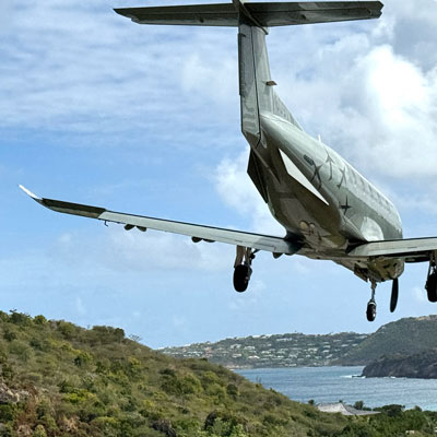 Flugzeug im Landeanflug auf St. Barthelemy